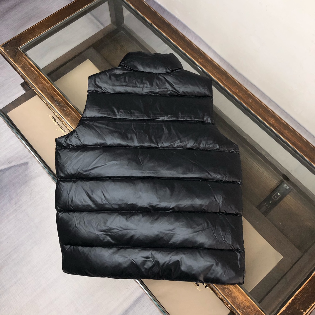 蒙口Moncler 经典羽绒Tib马甲背心🥰🥰立领的设计灵感来自于Moncler 80年代的标志性外套🧥