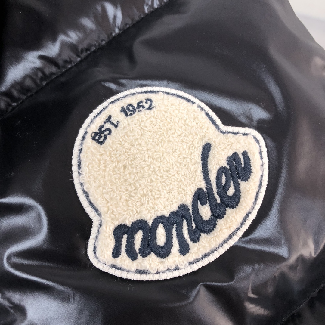 P350🆕🆕Moncler 盟可睐 25早秋新品 Lipsi羽绒马甲～情侣款演绎Moncler经典设计，是换季衣橱的必需单品。采用轻盈的功能性nylon laque面料制成，撞色衬里尽显活力～
 时尚潮流百搭休闲🉑以在季中作为马甲穿着或者在严冬与防风夹克搭配。👍🏻
颜色：黑色 米白
尺码：1-2-3-4-5（M-3XL）