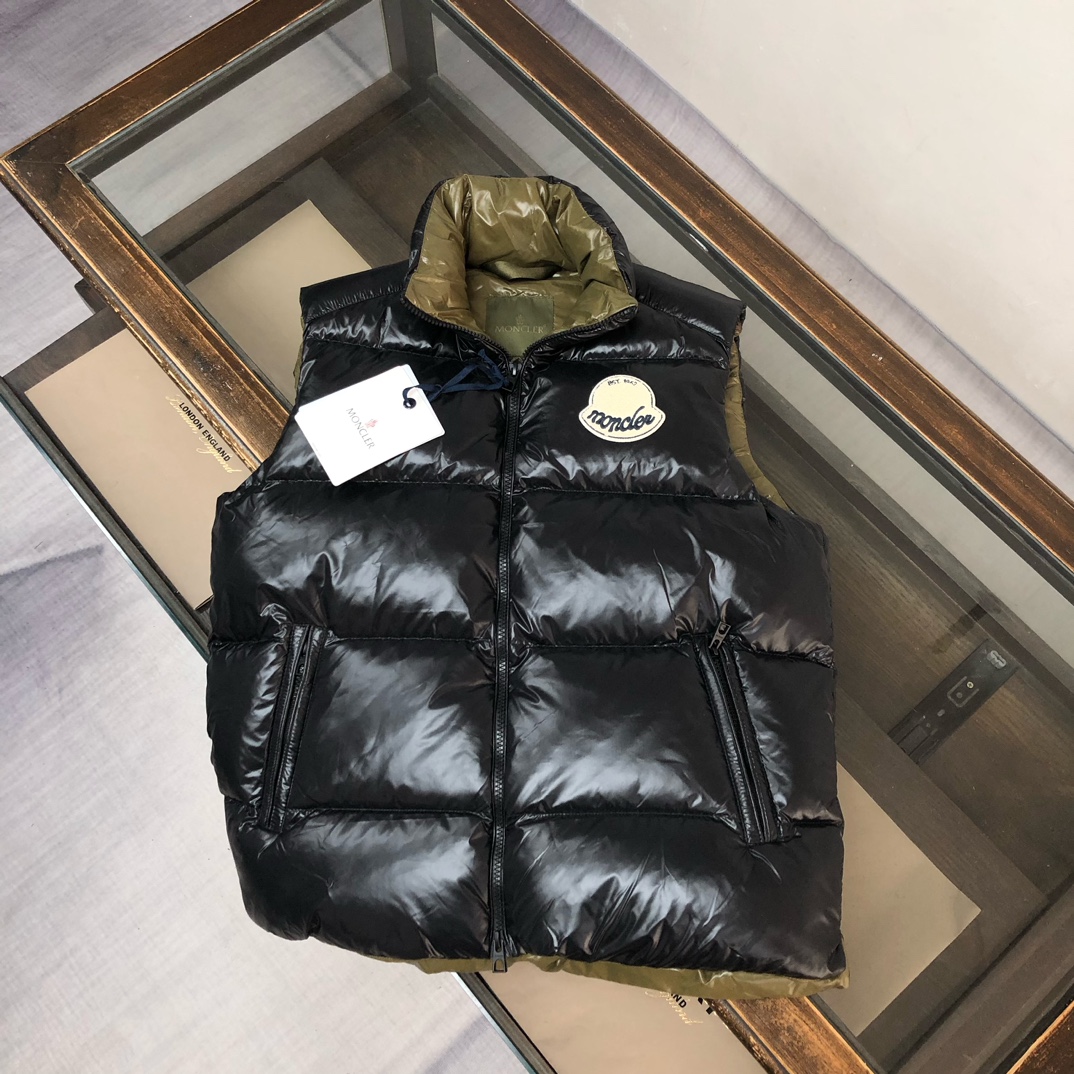 P350🆕🆕Moncler 盟可睐 25早秋新品 Lipsi羽绒马甲～情侣款演绎Moncler经典设计，是换季衣橱的必需单品。采用轻盈的功能性nylon laque面料制成，撞色衬里尽显活力～
 时尚潮流百搭休闲🉑以在季中作为马甲穿着或者在严冬与防风夹克搭配。👍🏻
颜色：黑色 米白
尺码：1-2-3-4-5（M-3XL）