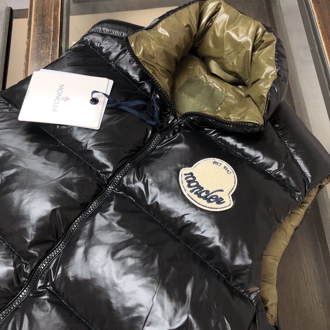 P350🆕🆕Moncler 盟可睐 25早秋新品 Lipsi羽绒马甲～情侣款演绎Moncler经典设计，是换季衣橱的必需单品。采用轻盈的功能性nylon laque面料制成，撞色衬里尽显活力～
 时尚潮流百搭休闲🉑以在季中作为马甲穿着或者在严冬与防风夹克搭配。👍🏻
颜色：黑色 米白
尺码：1-2-3-4-5（M-3XL）