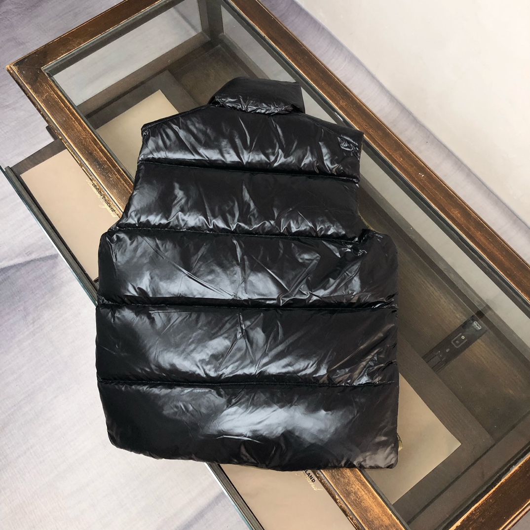 P350🆕🆕Moncler 盟可睐 25早秋新品 Lipsi羽绒马甲～情侣款演绎Moncler经典设计，是换季衣橱的必需单品。采用轻盈的功能性nylon laque面料制成，撞色衬里尽显活力～
 时尚潮流百搭休闲🉑以在季中作为马甲穿着或者在严冬与防风夹克搭配。👍🏻
颜色：黑色 米白
尺码：1-2-3-4-5（M-3XL）