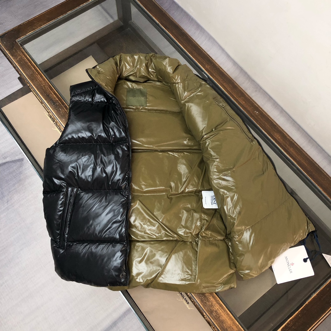 P350🆕🆕Moncler 盟可睐 25早秋新品 Lipsi羽绒马甲～情侣款演绎Moncler经典设计，是换季衣橱的必需单品。采用轻盈的功能性nylon laque面料制成，撞色衬里尽显活力～
 时尚潮流百搭休闲🉑以在季中作为马甲穿着或者在严冬与防风夹克搭配。👍🏻
颜色：黑色 米白
尺码：1-2-3-4-5（M-3XL）