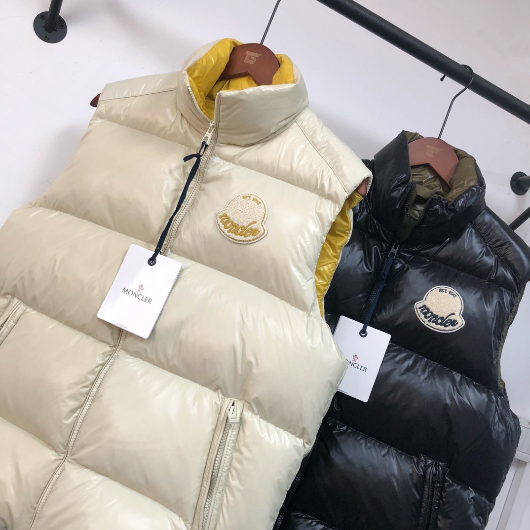 P350🆕🆕Moncler 盟可睐 25早秋新品 Lipsi羽绒马甲～情侣款演绎Moncler经典设计，是换季衣橱的必需单品。采用轻盈的功能性nylon laque面料制成，撞色衬里尽显活力～
 时尚潮流百搭休闲🉑以在季中作为马甲穿着或者在严冬与防风夹克搭配。👍🏻
颜色：黑色 米白
尺码：1-2-3-4-5（M-3XL）