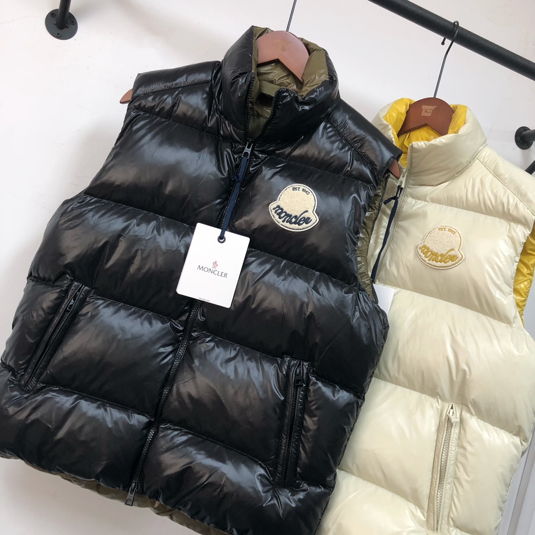 P350 🆕🆕Moncler 盟可睐 25早秋新品 Lipsi羽绒马甲～情侣款演绎Moncler经典设计，是换季衣橱的必需单品。采用轻盈的功能性nylon laque面料制成，撞色衬里尽显活力～
 时尚潮流百搭休闲🉑以在季中作为马甲穿着或者在严冬与防风夹克搭配。👍🏻
颜色：黑色 米白
尺码：1-2-3-4-5（M-3XL）
