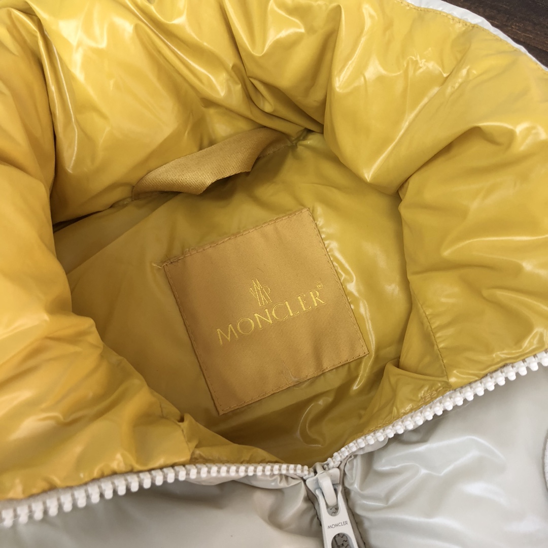 P350 🆕🆕Moncler 盟可睐 25早秋新品 Lipsi羽绒马甲～情侣款演绎Moncler经典设计，是换季衣橱的必需单品。采用轻盈的功能性nylon laque面料制成，撞色衬里尽显活力～
 时尚潮流百搭休闲🉑以在季中作为马甲穿着或者在严冬与防风夹克搭配。👍🏻
颜色：黑色 米白
尺码：1-2-3-4-5（M-3XL）
