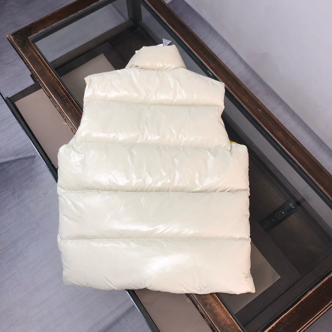 P350 🆕🆕Moncler 盟可睐 25早秋新品 Lipsi羽绒马甲～情侣款演绎Moncler经典设计，是换季衣橱的必需单品。采用轻盈的功能性nylon laque面料制成，撞色衬里尽显活力～
 时尚潮流百搭休闲🉑以在季中作为马甲穿着或者在严冬与防风夹克搭配。👍🏻
颜色：黑色 米白
尺码：1-2-3-4-5（M-3XL）