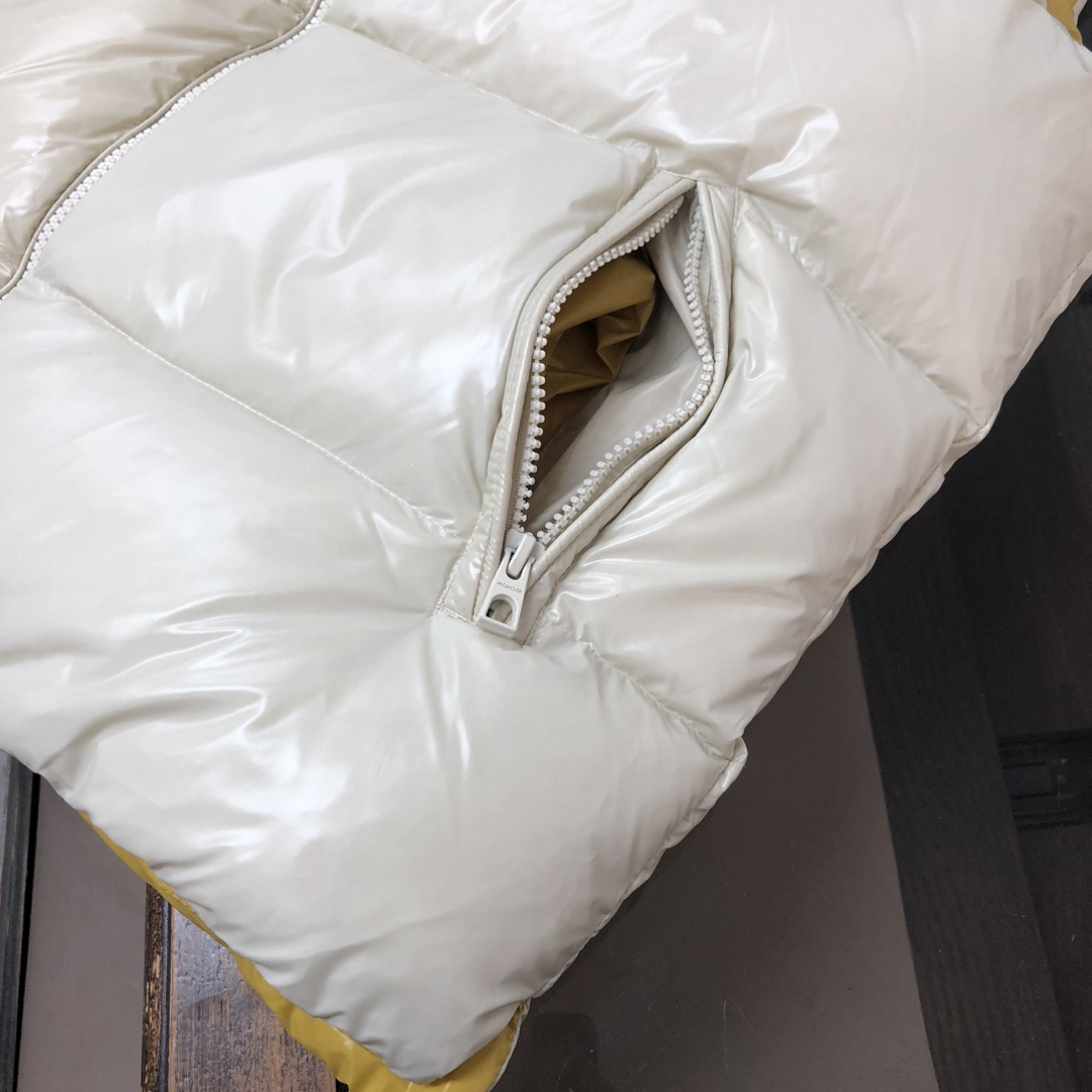 P350 🆕🆕Moncler 盟可睐 25早秋新品 Lipsi羽绒马甲～情侣款演绎Moncler经典设计，是换季衣橱的必需单品。采用轻盈的功能性nylon laque面料制成，撞色衬里尽显活力～
 时尚潮流百搭休闲🉑以在季中作为马甲穿着或者在严冬与防风夹克搭配。👍🏻
颜色：黑色 米白
尺码：1-2-3-4-5（M-3XL）