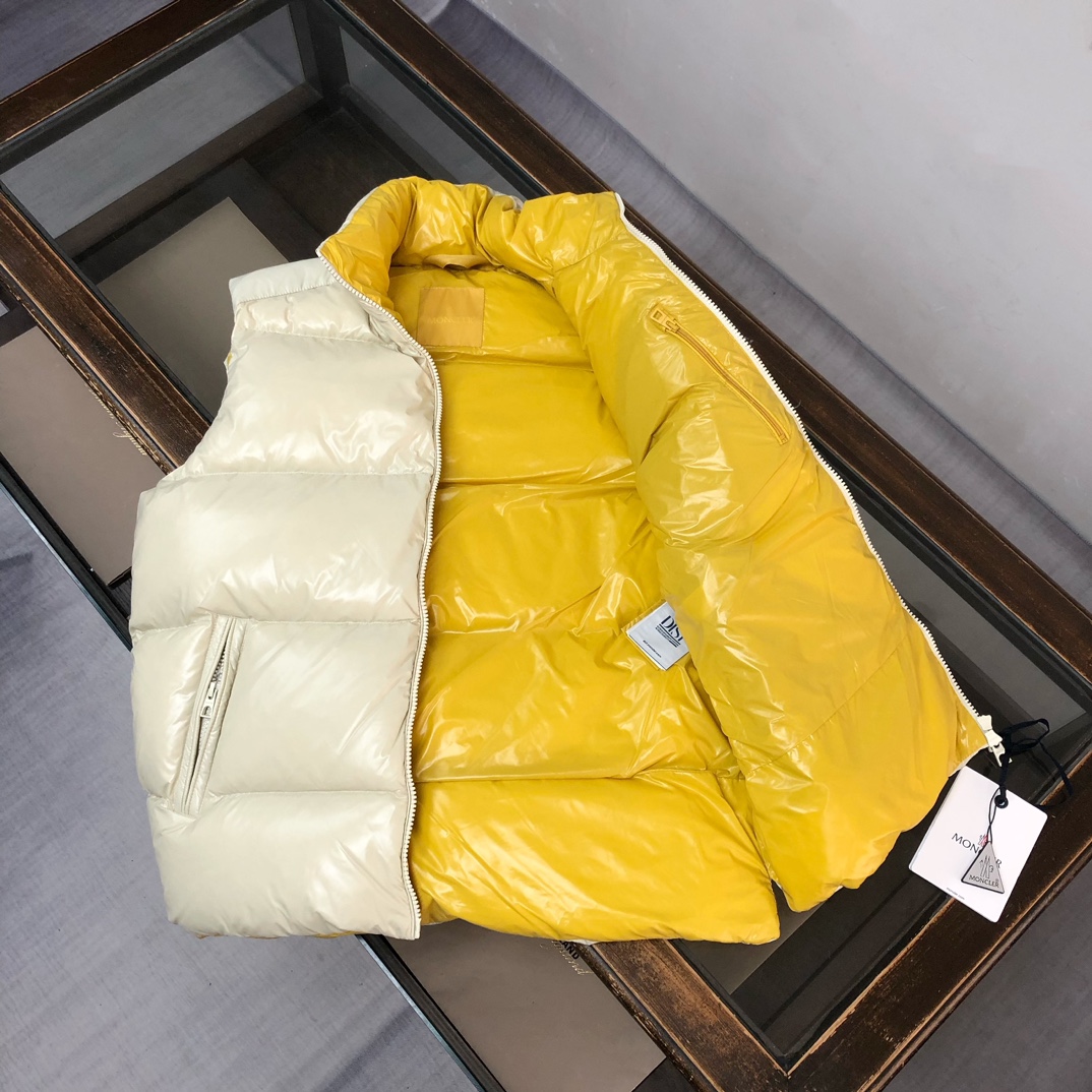 P350 🆕🆕Moncler 盟可睐 25早秋新品 Lipsi羽绒马甲～情侣款演绎Moncler经典设计，是换季衣橱的必需单品。采用轻盈的功能性nylon laque面料制成，撞色衬里尽显活力～
 时尚潮流百搭休闲🉑以在季中作为马甲穿着或者在严冬与防风夹克搭配。👍🏻
颜色：黑色 米白
尺码：1-2-3-4-5（M-3XL）
