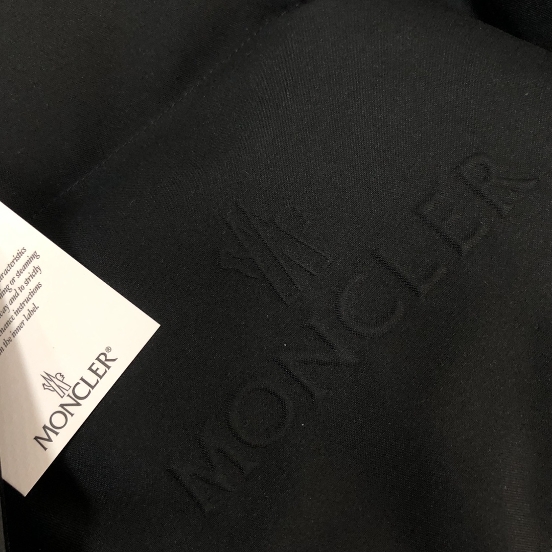 。🆕MON*CLER 蒙口 25秋冬最新男女同款立领羽绒服，专柜热卖爆款来袭！秋冬新款羽绒上新 💥炸裂新