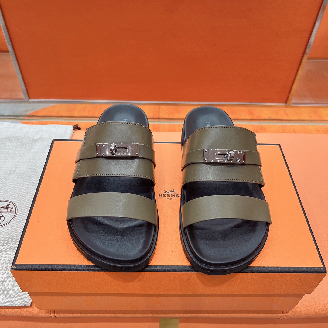 NO:668728,New Herme* H family’s classic chyre uncle shoes H-shaped flat sandals and slippers purchased from Z, top original quality, the highest version on the market, batch of imported first-layer cowhide/goat leather for the uppers, mixed sheepskin for the feet, original molded outsole. You get what you pay for, real materials, whether it is leather, last type, sole, or craftsmanship, all are consistent with Z  Various colors of genuine leather cut into geometric H shapes, designed uppers, exuding elegance and charm. Genuine leather functional sandals, with ergonomic rubber soles and adjustable straps, suitable for different foot types, making them more comfortable to wear. The design is simple and smooth, creating a comfortable and casual look. Sizes 35-44 (45.46 can be customized with no return or exchange). Multi-color. Comes with H full set of high-end packaging, slippers, hermes, sandals, slippers, cowhide, sheepskin19860909上新Herme* H家经典款chyre二舅鞋H型平底凉鞋拖鞋 Z购入,顶级原单品质,市面最高版本,批 鞋面进口头层牛皮/山羊皮,垫脚混种羊皮,原版开模大底.一分钱一分货,真材实料,无论是皮料、楦型、鞋底、工艺,都跟Z一致 各色真皮裁切几何H型,设计鞋面,散发优雅魅力.真皮机能风凉鞋,搭配人体工学橡胶鞋底和可调节袢带,适合不同脚型,穿着倍感舒适.设计简约流畅,打造舒适休闲造型.  Size35-44码（45.46可定制不退不换）  颜色多色  配H全套高端包装,拖鞋,hermes,sandals,slippers,cowhide,sheepskin,Women's Shoes