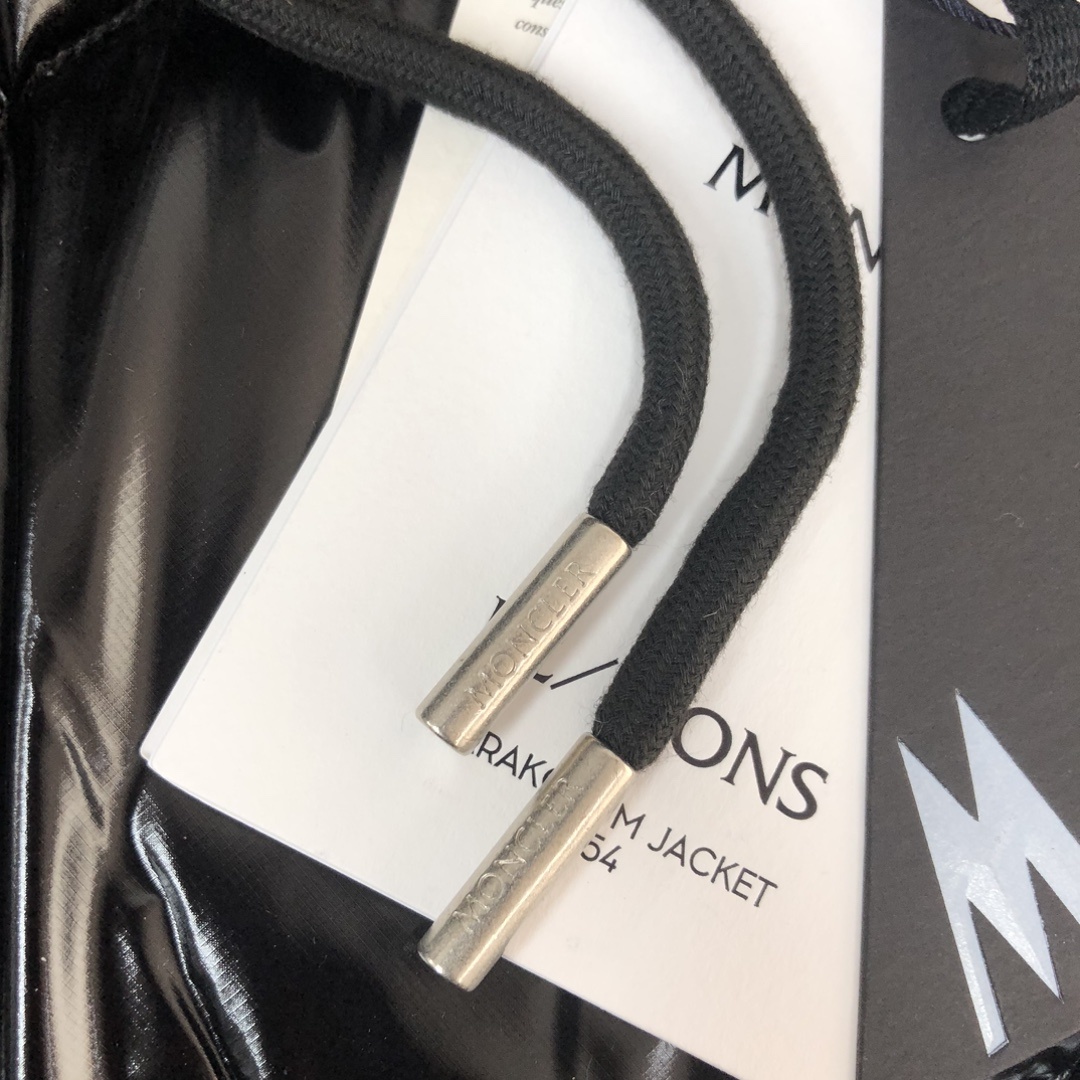 🔥MON*CLER 蒙口 Karakorum 可拆袖羽绒服 、一衣两穿设计~这款羽绒服采用光泽抗撕裂面料