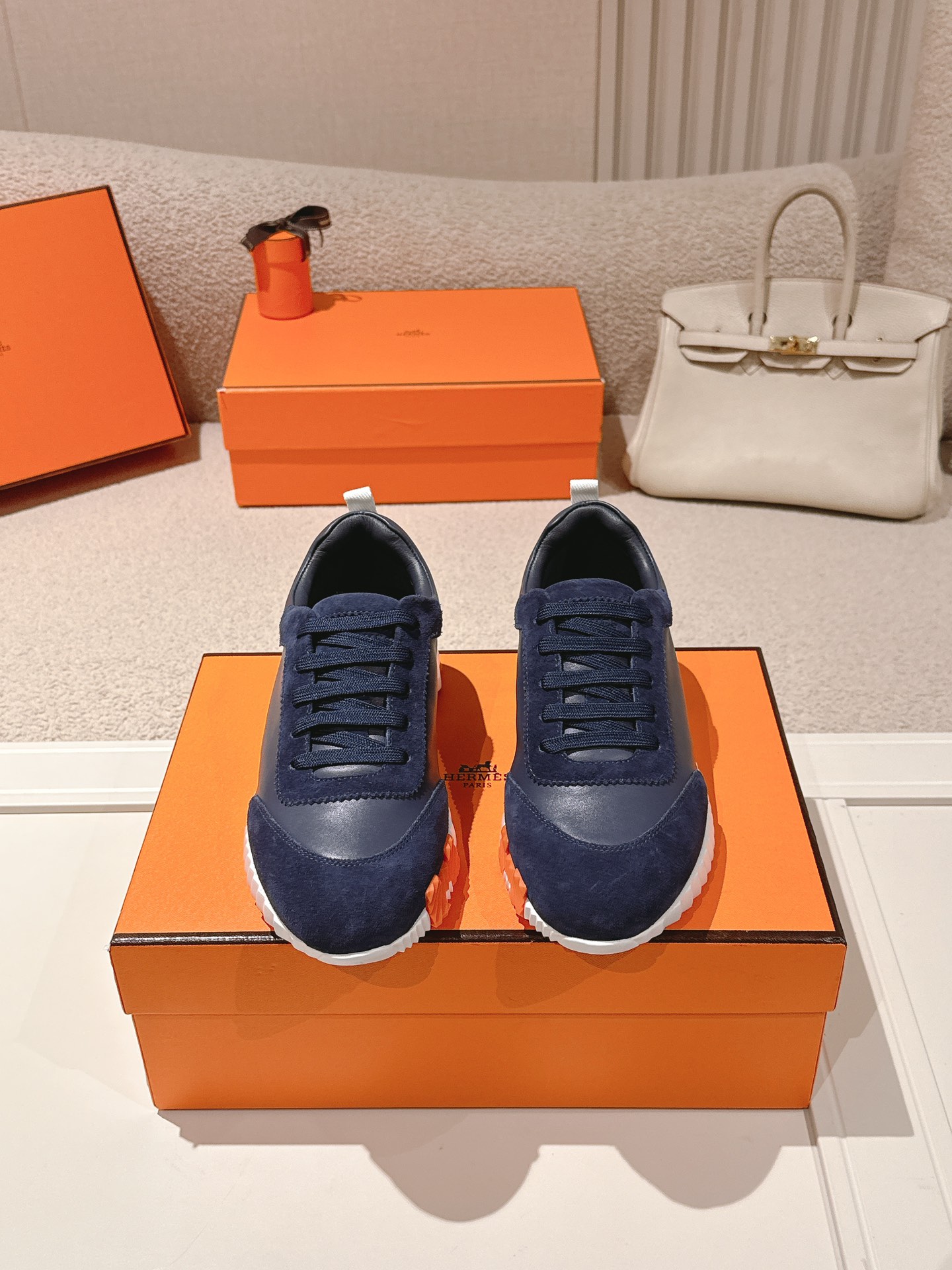 NO:711142,Hermes top version for men and women# Hermès H family classic couple's casual sports shoes Couple's casual sports dad shoes combine high-tech canvas and suede goatskin, decorated with an exaggerated 'H' letter on the rubber sole, italic design and bright colors show vitality and continue the brand design inspiration. Walking lightly in the city, feel unrestrained and comfortable. Beautiful packaging at the delivery counter. The original material of the fabric is special fabric and cow suede. The interior is customized with breathable mesh. The outsole is made of TPU+rubber foam material.  Bottom thickness 3CM, size 35-45, casual shoes/sports shoes, hermes, hermes, sneakers, sheepskin, chamois leather19860909女男 Hermes 顶级版本# 爱马仕H家经典情侣款 休闲运动鞋 情侣款休闲之履运动老爹鞋结合高科技帆布与麂皮山羊皮,在橡胶鞋底上饰以夸张“H”字母,斜体设计和鲜艳色彩展现活力,延续品牌设计灵感.轻盈漫步都市,感受无拘舒适. 配送专柜精美包装 面料原版材质特殊布料和牛反绒 内里定制透气网面 大底开模TPU+橡胶发泡材质 底厚3CM 码数35-45,休闲鞋/运动鞋,hermes,hermes,sneakers,sheepskin,chamois leather,Women's Shoes