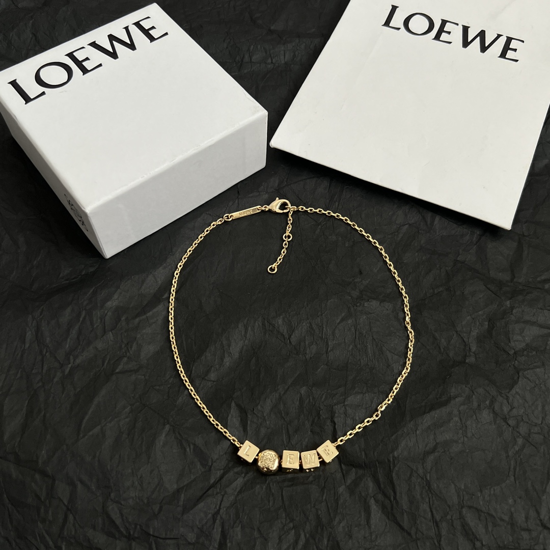 【】L0EWE 罗意威 项链，Anagram缠丝立体吊坠，以及一个带有LOEWE雕花菱形扣的圈形搭扣，精