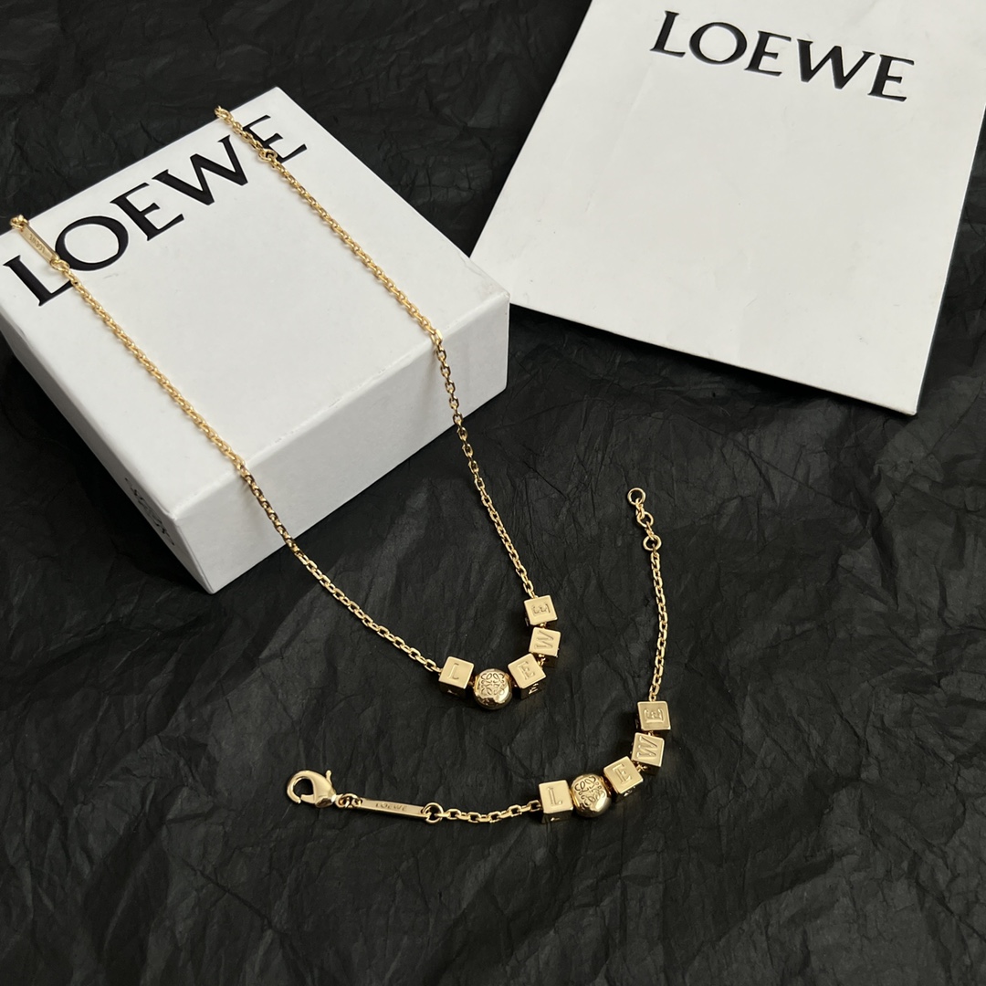 【】L0EWE 罗意威 项链，Anagram缠丝立体吊坠，以及一个带有LOEWE雕花菱形扣的圈形搭扣，精