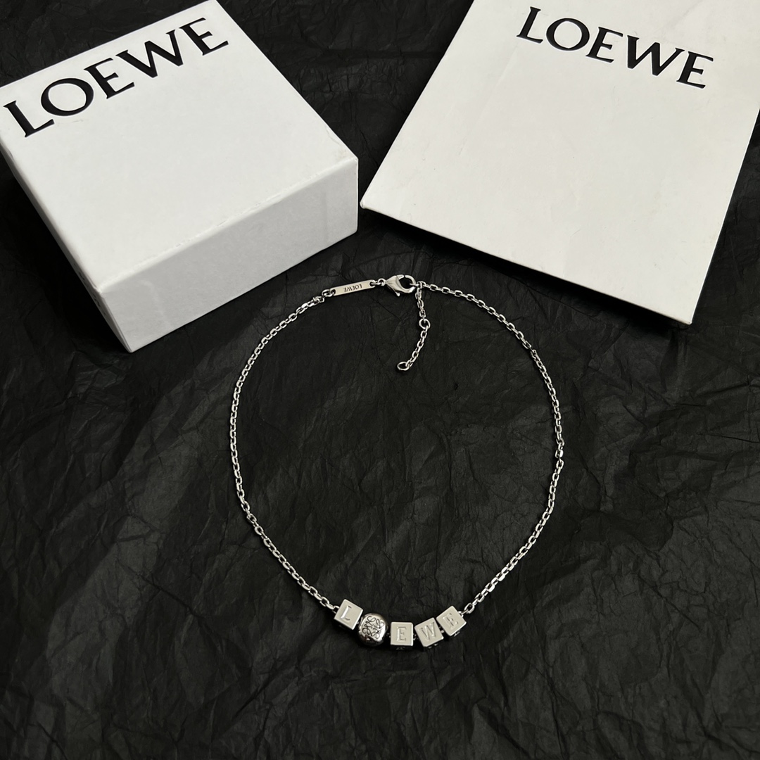 【】L0EWE 罗意威 项链，Anagram缠丝立体吊坠，以及一个带有LOEWE雕花菱形扣的圈形搭扣，精