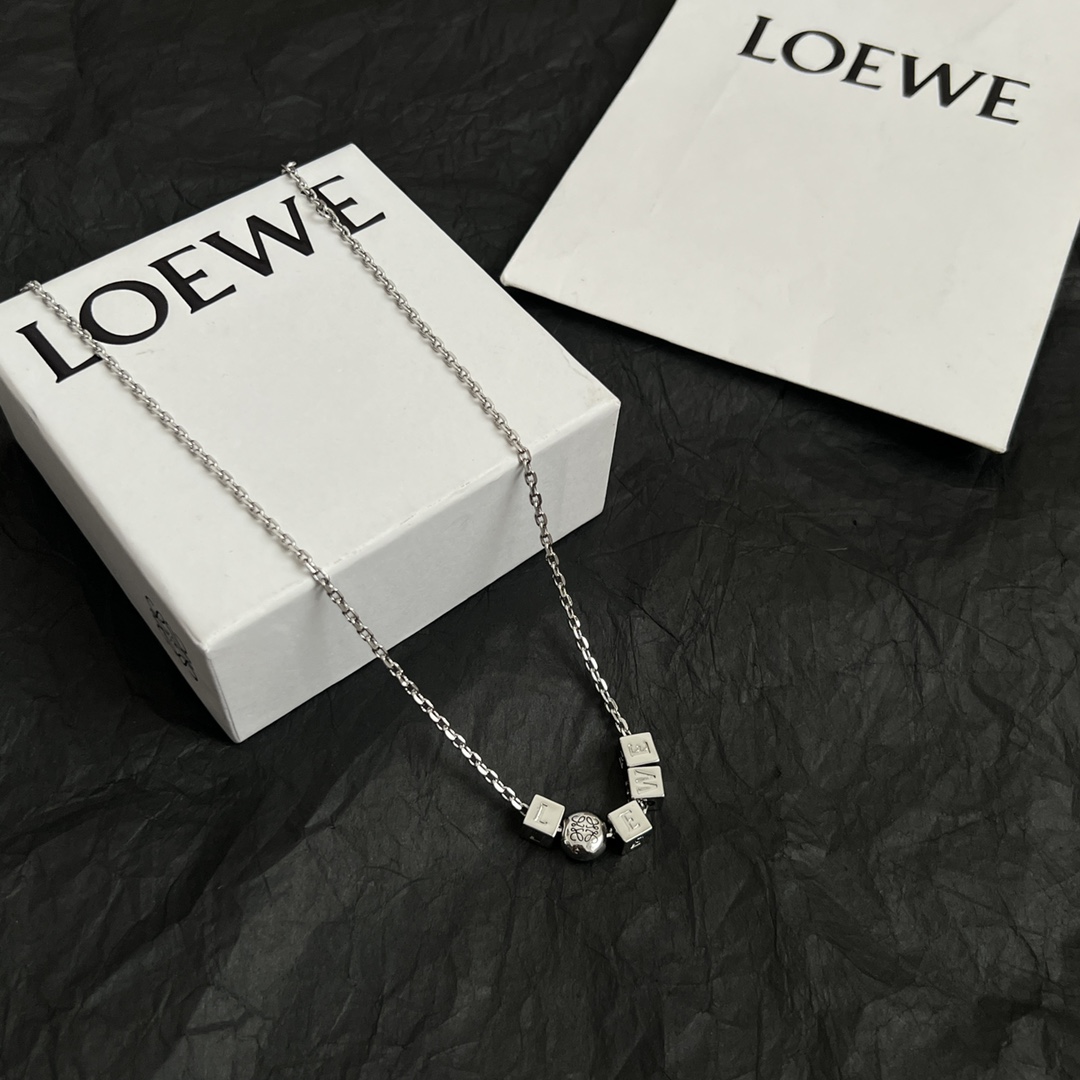 【】L0EWE 罗意威 项链，Anagram缠丝立体吊坠，以及一个带有LOEWE雕花菱形扣的圈形搭扣，精