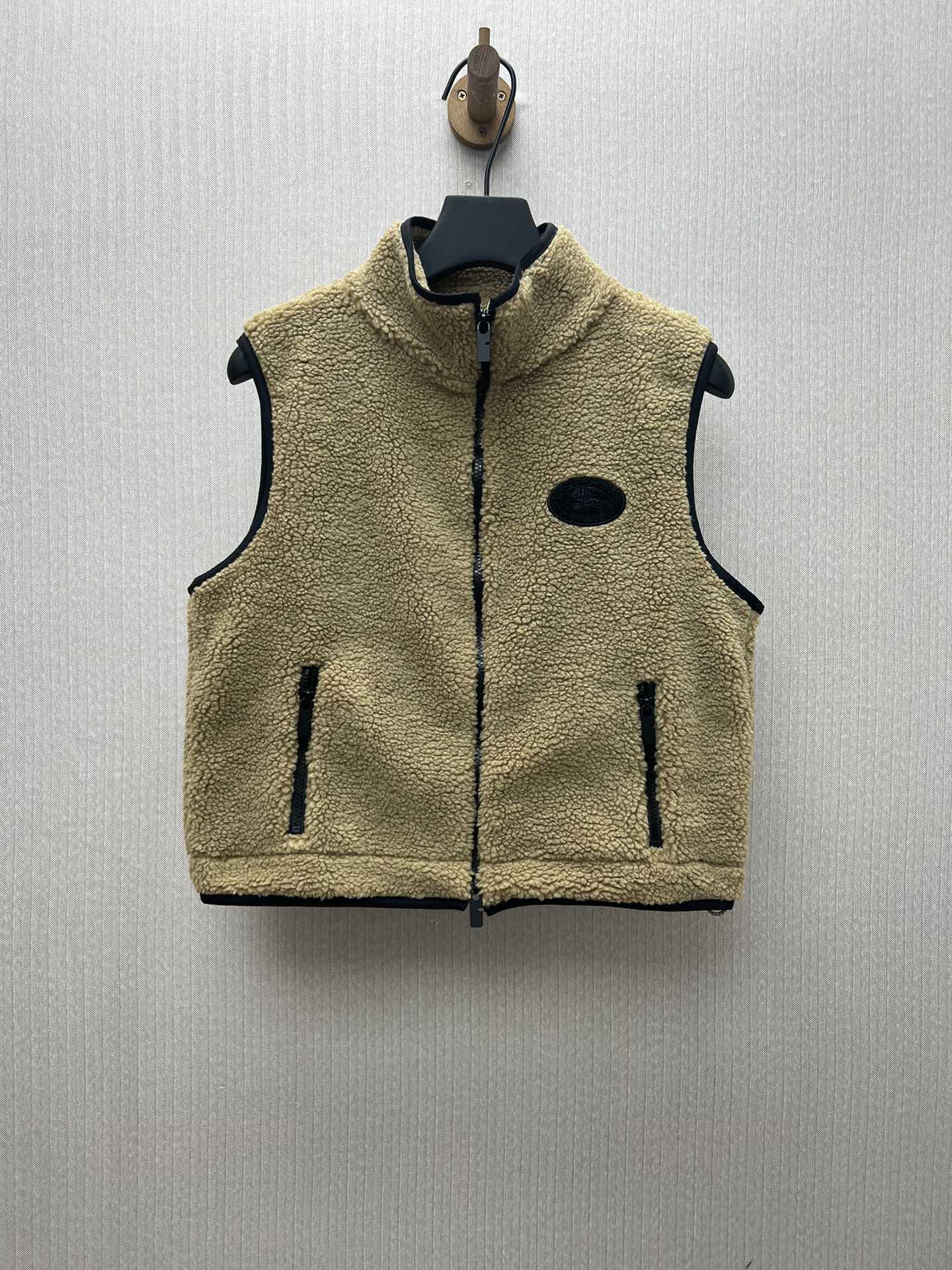 El nuevo chaleco polar corto 25ss de Burberry está confeccionado con una mezcla de lana. Presenta un corte entallado y …