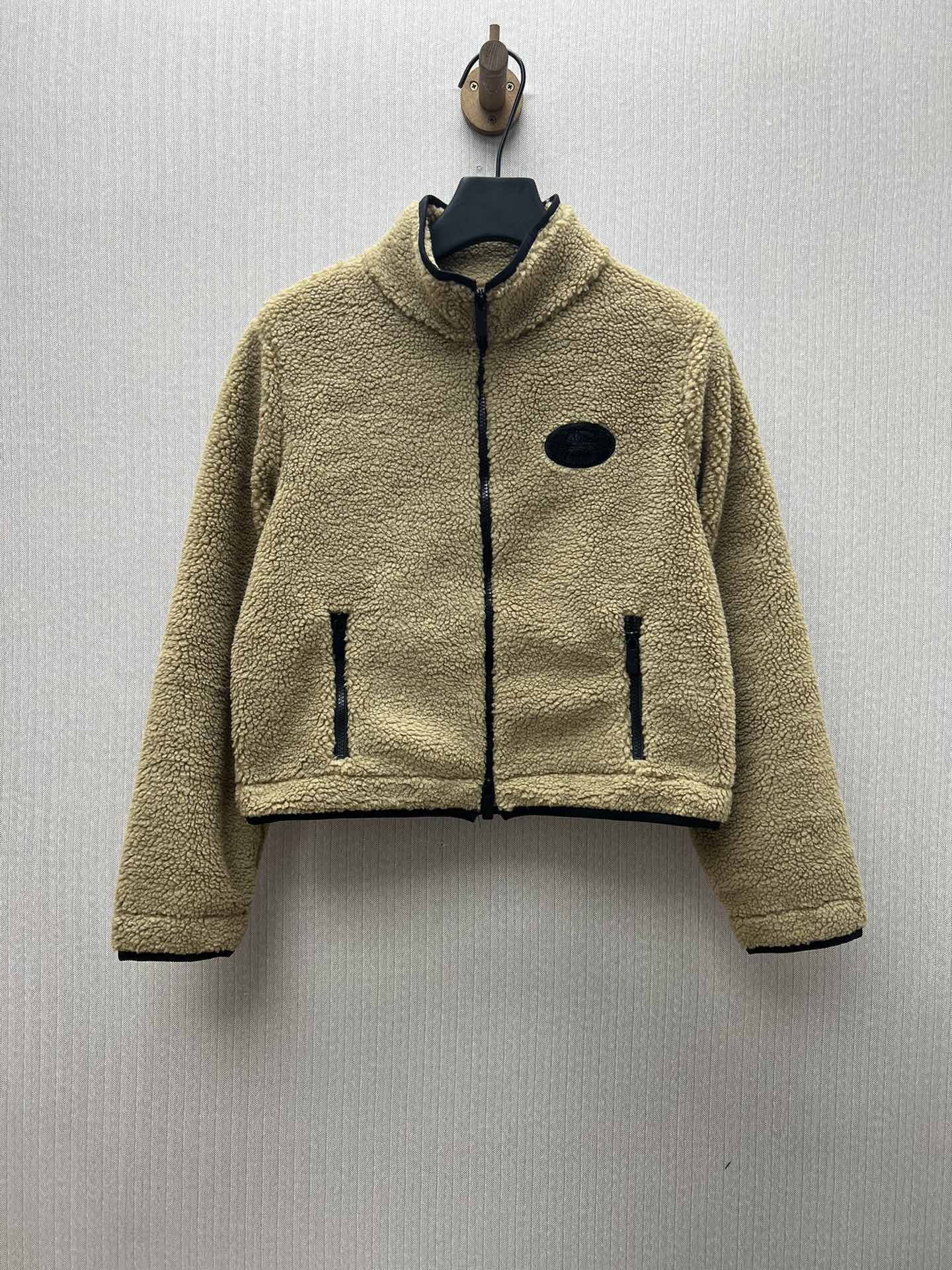La nueva chaqueta polar corta Burberry 25ss es una chaqueta polar corta confeccionada con un tejido de mezcla de lana. …