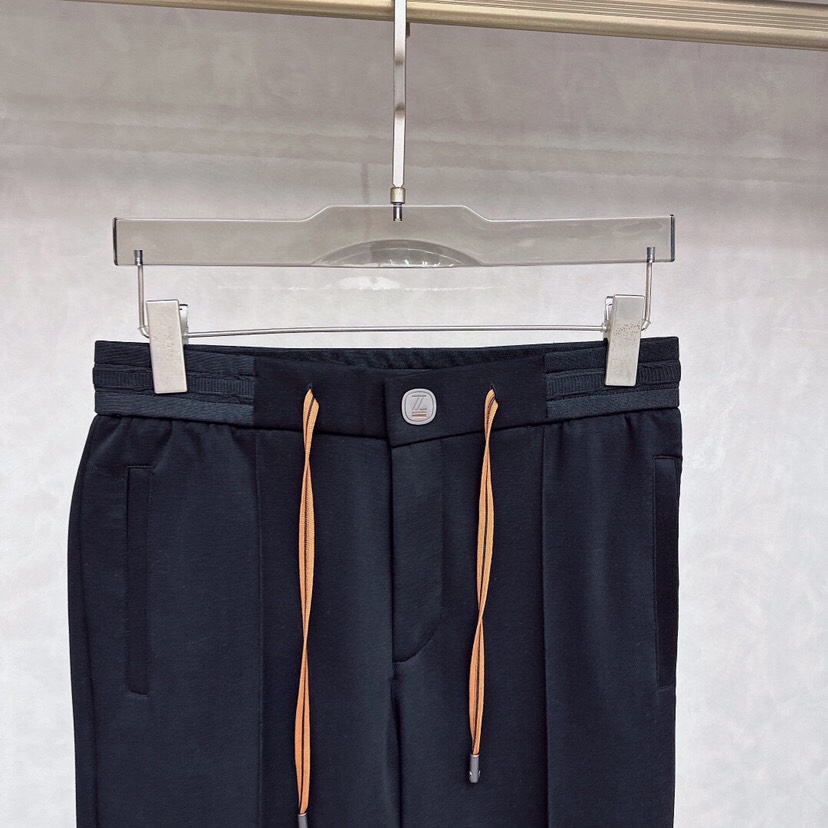 Ermenegildo Zegna 杰尼亚2025四季款新款休闲裤！官网同步发售。品牌经典LOGO休闲裤
