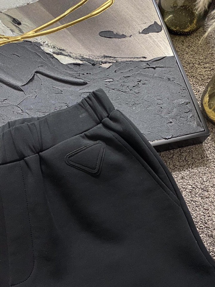 Prada 普拉达春夏经典版三角章仔标志短裤，定制柜级面料，有挺度又舒适，透气凉爽，表袋处经典三角标识章