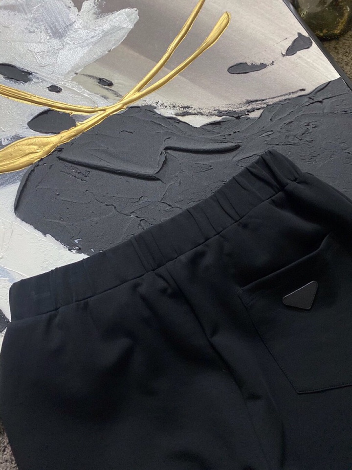 Prada 普拉达春夏经典版三角章仔标志短裤，定制柜级面料，有挺度又舒适，透气凉爽，表袋处经典三角标识章