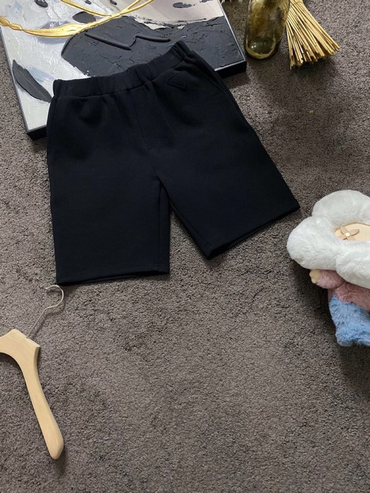 Prada 普拉达春夏经典版三角章仔标志短裤，定制柜级面料，有挺度又舒适，透气凉爽，表袋处经典三角标识章