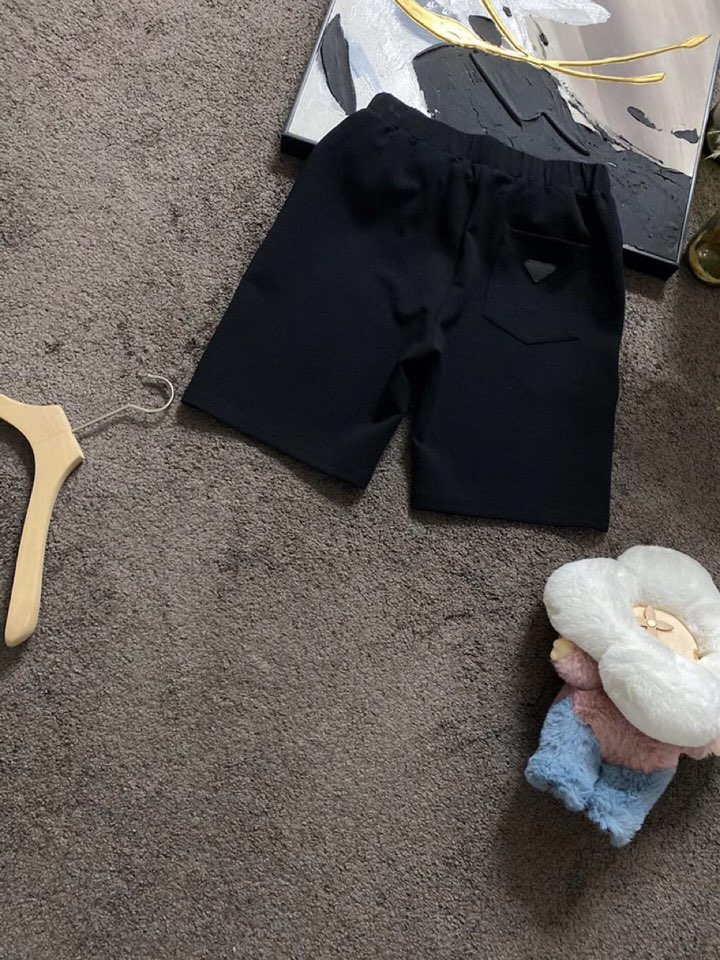 Prada 普拉达春夏经典版三角章仔标志短裤，定制柜级面料，有挺度又舒适，透气凉爽，表袋处经典三角标识章