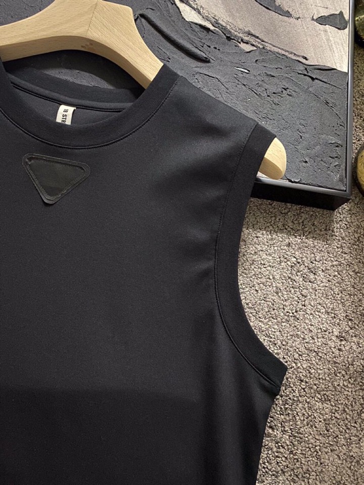 Prada 普拉达春夏经典版三角章仔标志背心T恤，定制柜级面料，丝般爽滑，透气凉爽，前胸经典三角标识章仔