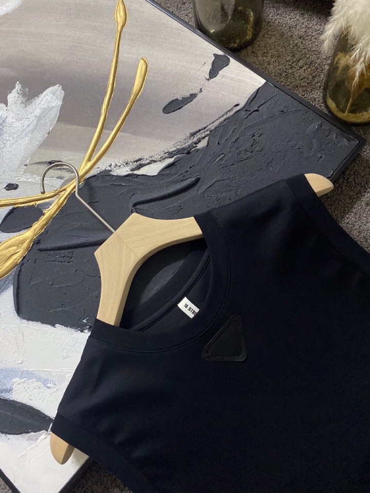 Prada 普拉达春夏经典版三角章仔标志背心T恤，定制柜级面料，丝般爽滑，透气凉爽，前胸经典三角标识章仔