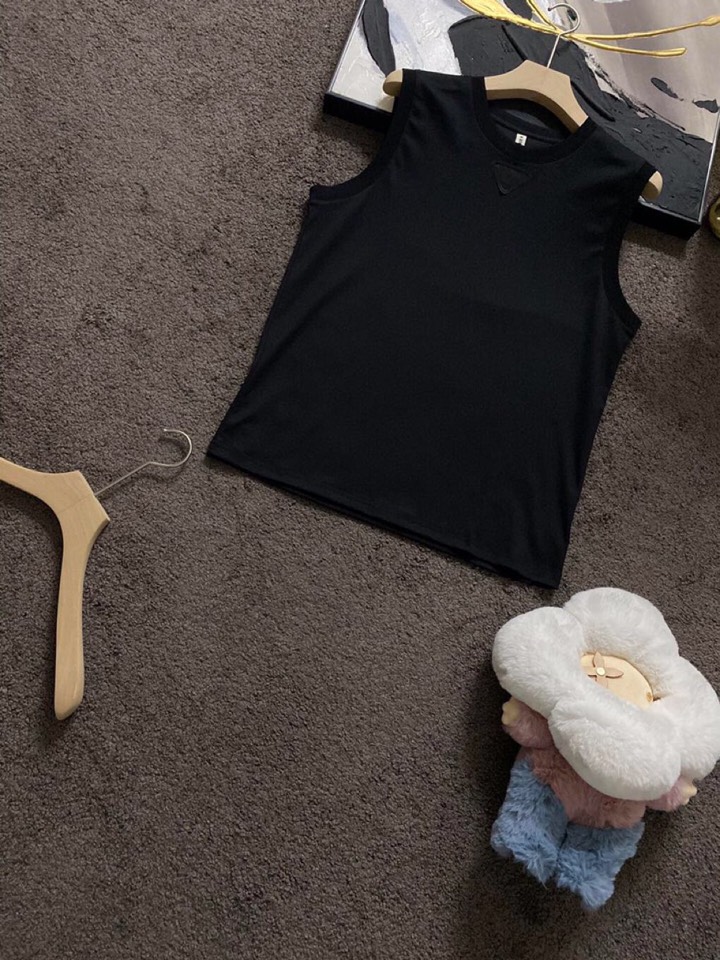 Prada 普拉达春夏经典版三角章仔标志背心T恤，定制柜级面料，丝般爽滑，透气凉爽，前胸经典三角标识章仔