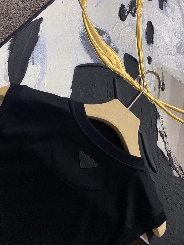 Prada 普拉达春夏经典版三角章仔标志背心T恤，定制柜级面料，丝般爽滑，透气凉爽，前胸经典三角标识章仔