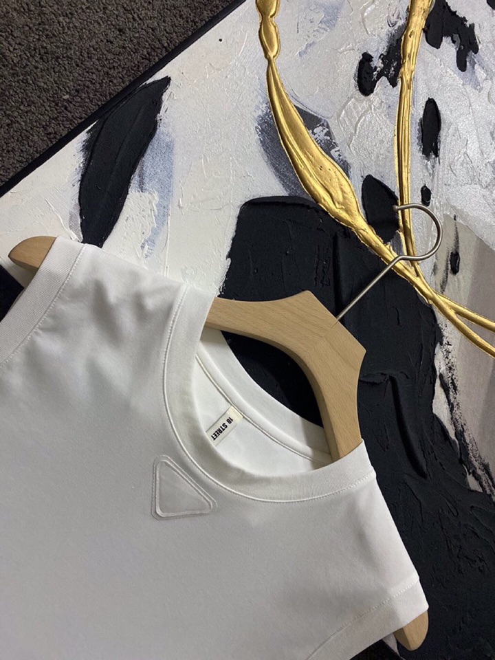 Prada 普拉达春夏经典版三角章仔标志背心T恤，定制柜级面料，丝般爽滑，透气凉爽，前胸经典三角标识章仔