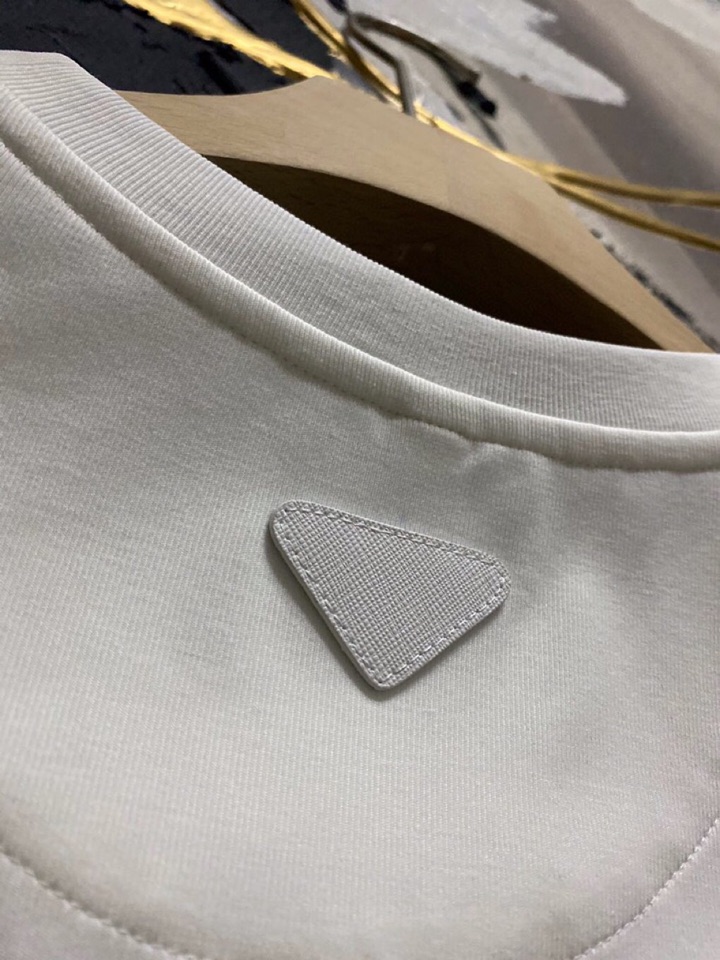 Prada 普拉达春夏经典版三角章仔标志背心T恤，定制柜级面料，丝般爽滑，透气凉爽，前胸经典三角标识章仔