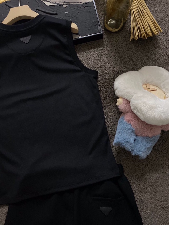 Prada 普拉达春夏经典版三角章仔标志背心套装，定制柜级面料，丝般爽滑，透气凉爽，前胸经典三角标识章仔
