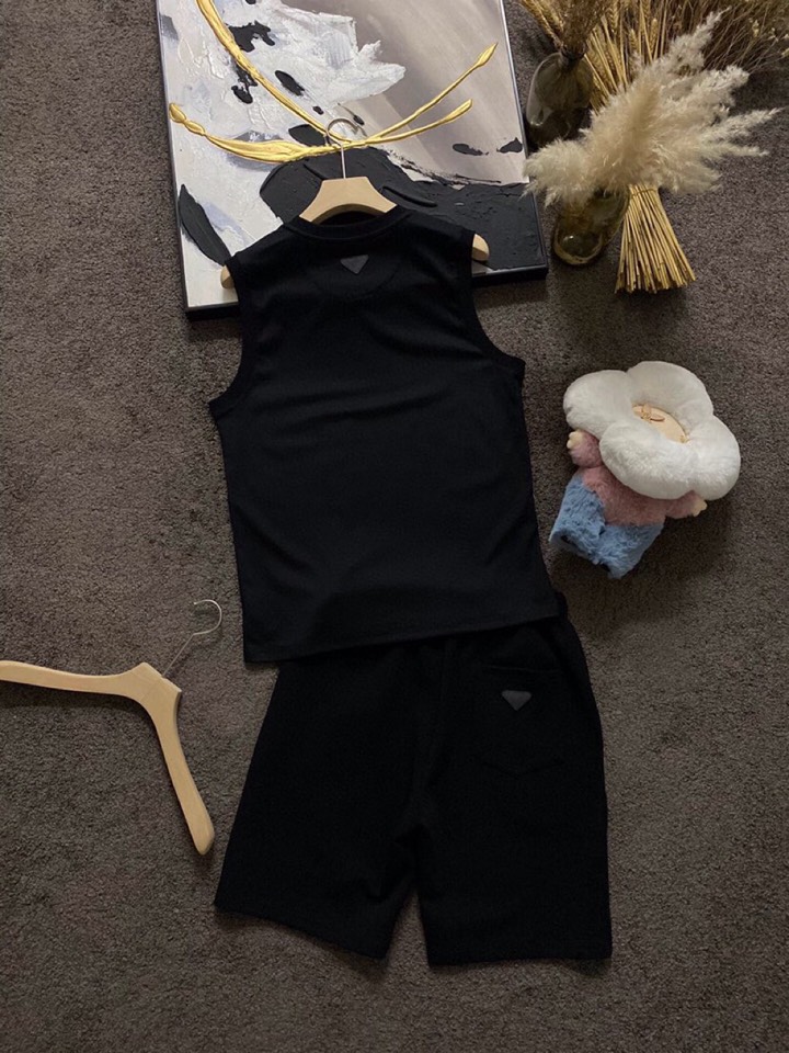 Prada 普拉达春夏经典版三角章仔标志背心套装，定制柜级面料，丝般爽滑，透气凉爽，前胸经典三角标识章仔