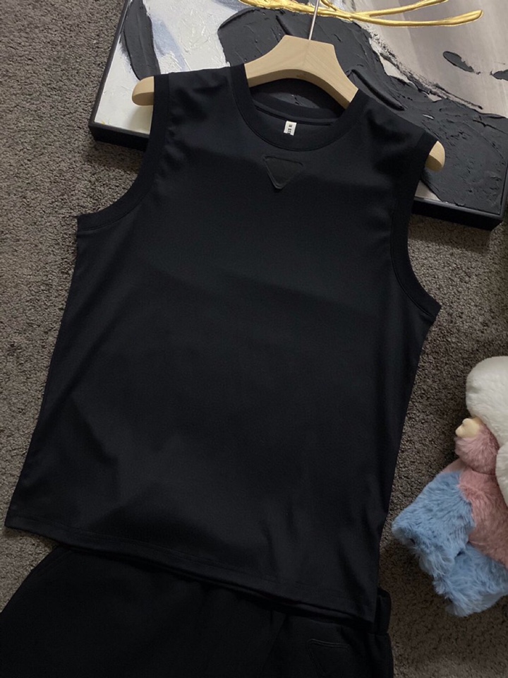 Prada 普拉达春夏经典版三角章仔标志背心套装，定制柜级面料，丝般爽滑，透气凉爽，前胸经典三角标识章仔