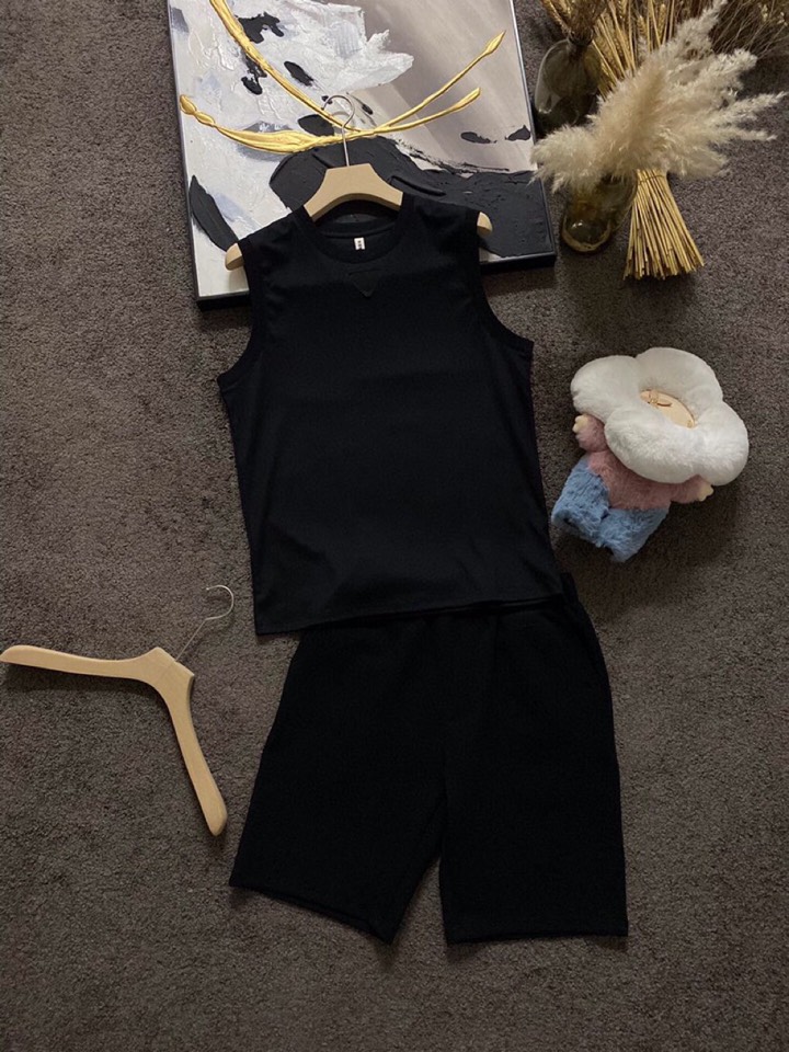 Prada 普拉达春夏经典版三角章仔标志背心套装，定制柜级面料，丝般爽滑，透气凉爽，前胸经典三角标识章仔