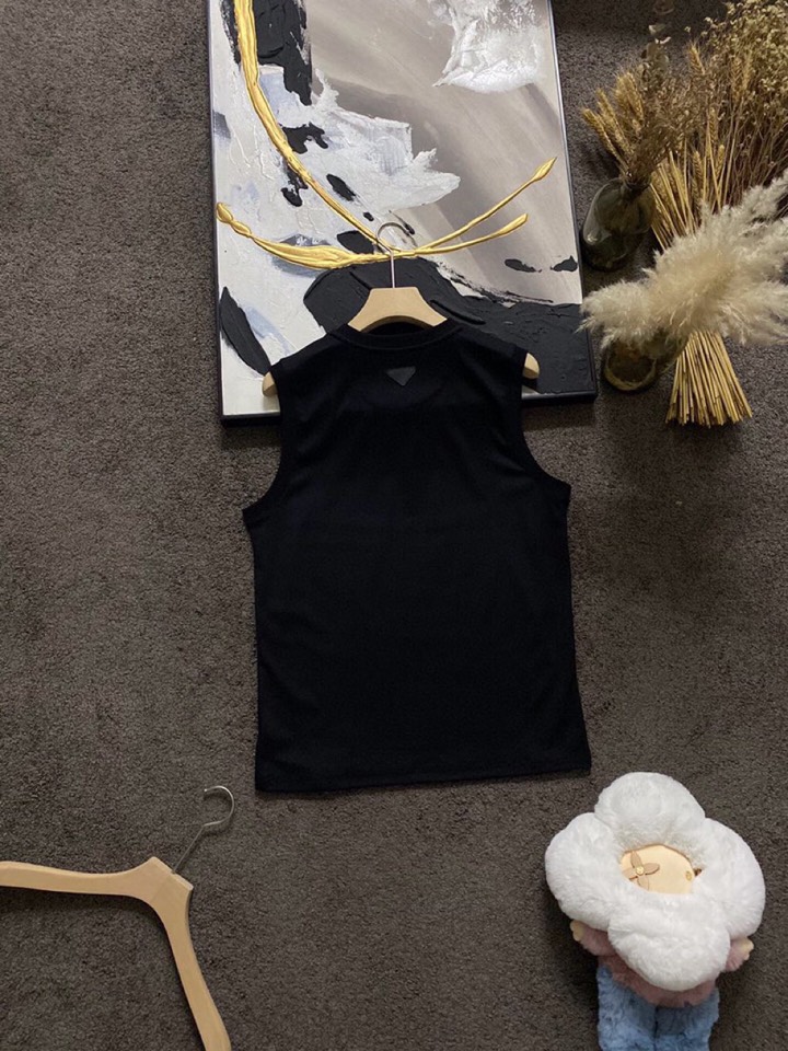 Prada 普拉达春夏经典版三角章仔标志背心套装，定制柜级面料，丝般爽滑，透气凉爽，前胸经典三角标识章仔