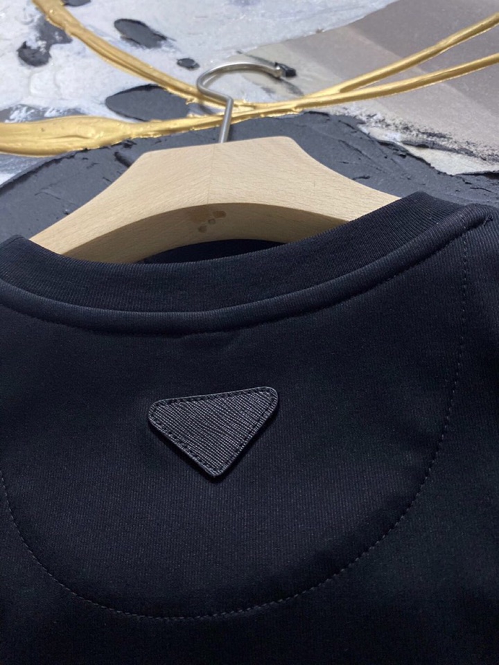 Prada 普拉达春夏经典版三角章仔标志背心套装，定制柜级面料，丝般爽滑，透气凉爽，前胸经典三角标识章仔