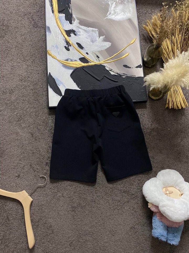 Prada 普拉达春夏经典版三角章仔标志背心套装，定制柜级面料，丝般爽滑，透气凉爽，前胸经典三角标识章仔