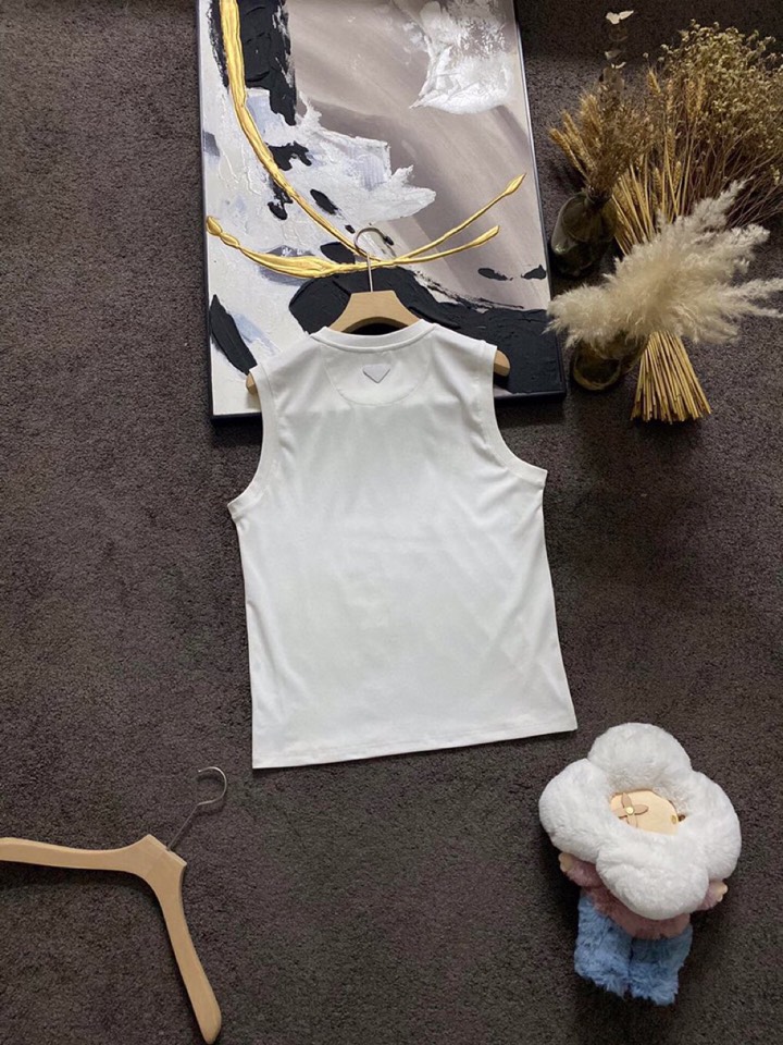 Prada 普拉达春夏经典版三角章仔标志背心套装，定制柜级面料，丝般爽滑，透气凉爽，前胸经典三角标识章仔