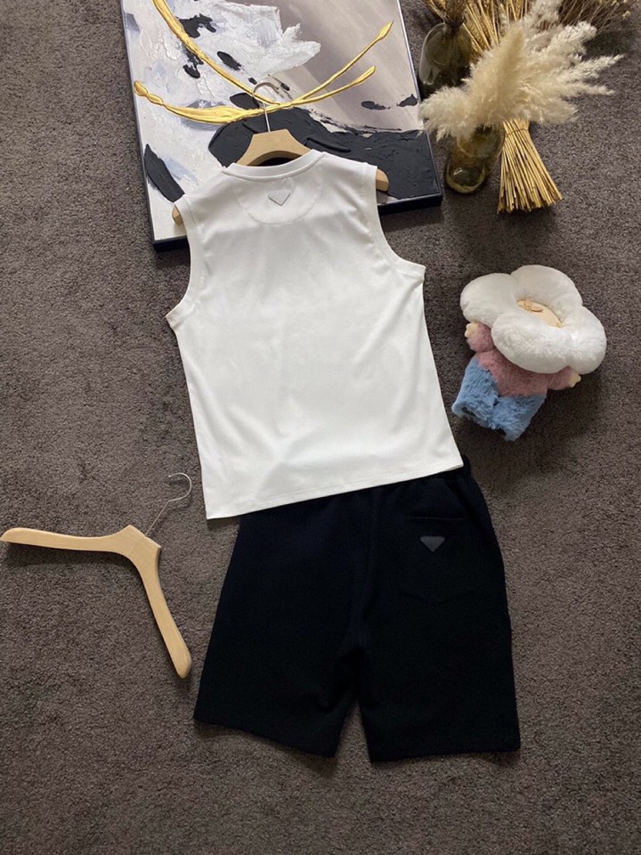 Prada 普拉达春夏经典版三角章仔标志背心套装，定制柜级面料，丝般爽滑，透气凉爽，前胸经典三角标识章仔