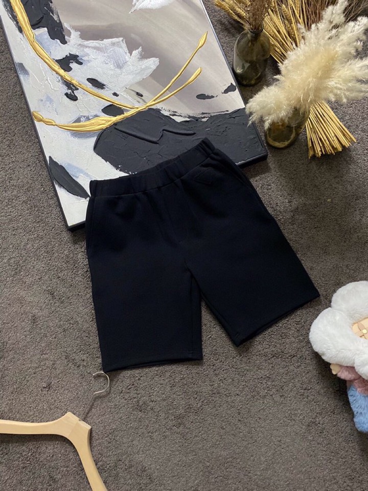 Prada 普拉达春夏经典版三角章仔标志背心套装，定制柜级面料，丝般爽滑，透气凉爽，前胸经典三角标识章仔