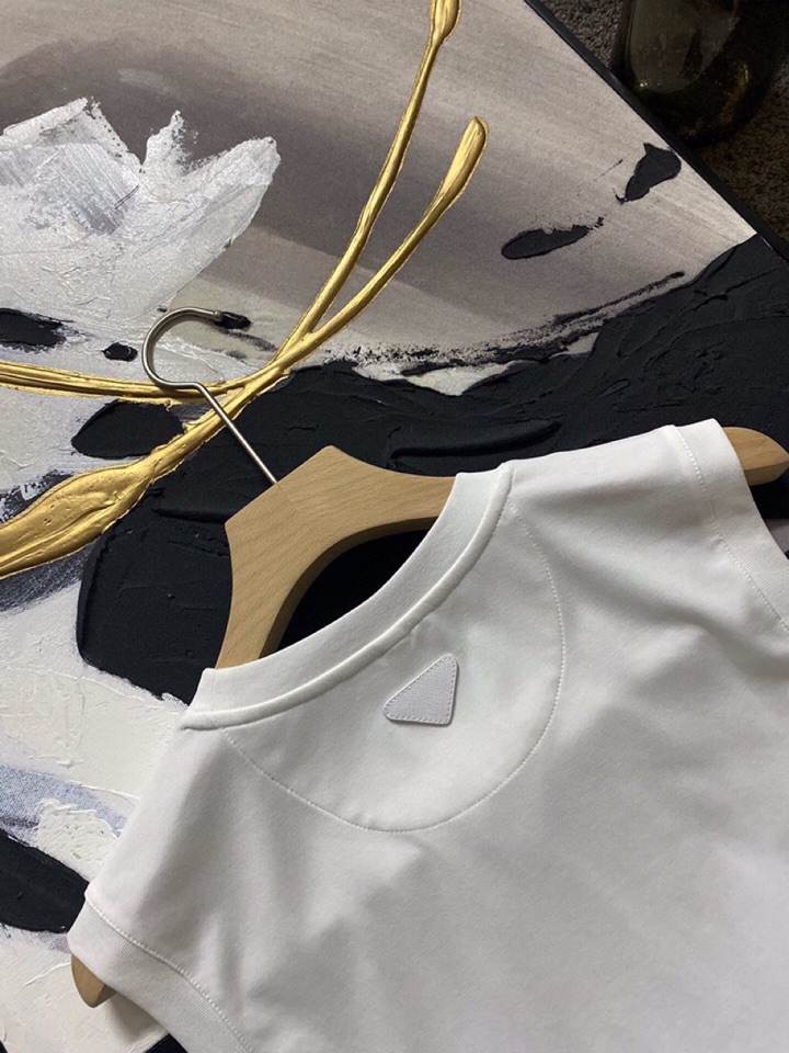 Prada 普拉达春夏经典版三角章仔标志背心套装，定制柜级面料，丝般爽滑，透气凉爽，前胸经典三角标识章仔