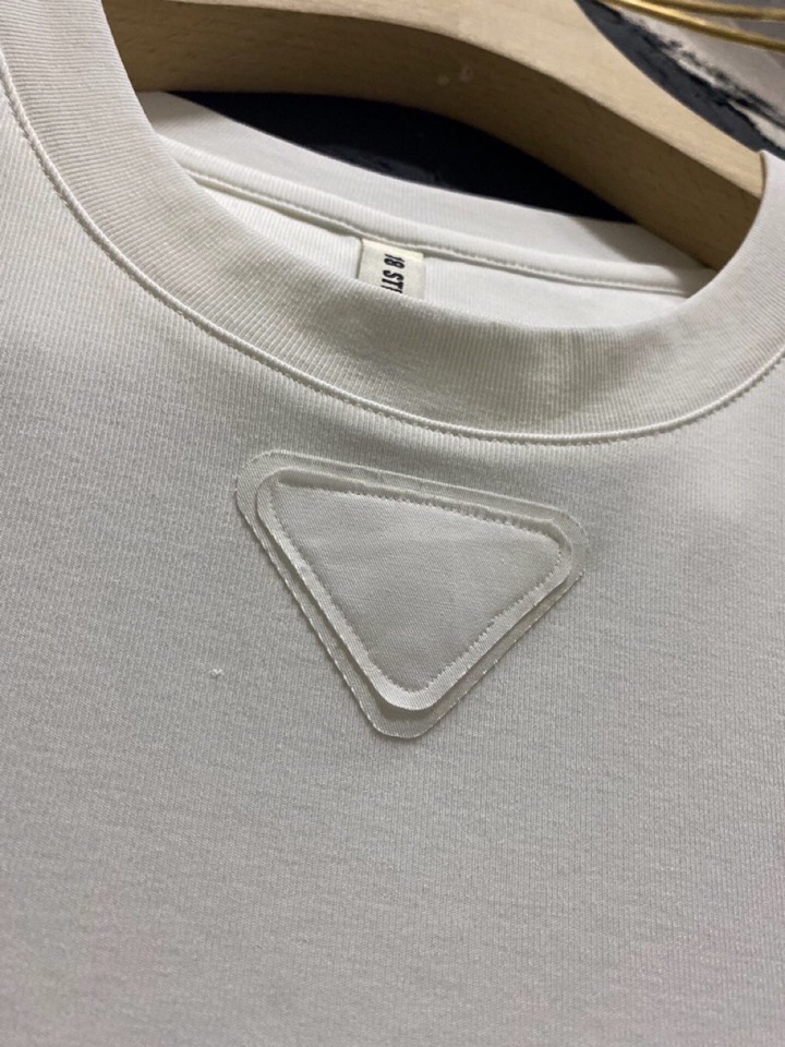 Prada 普拉达春夏经典版三角章仔标志背心套装，定制柜级面料，丝般爽滑，透气凉爽，前胸经典三角标识章仔