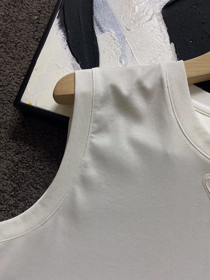 Prada 普拉达春夏经典版三角章仔标志背心套装，定制柜级面料，丝般爽滑，透气凉爽，前胸经典三角标识章仔
