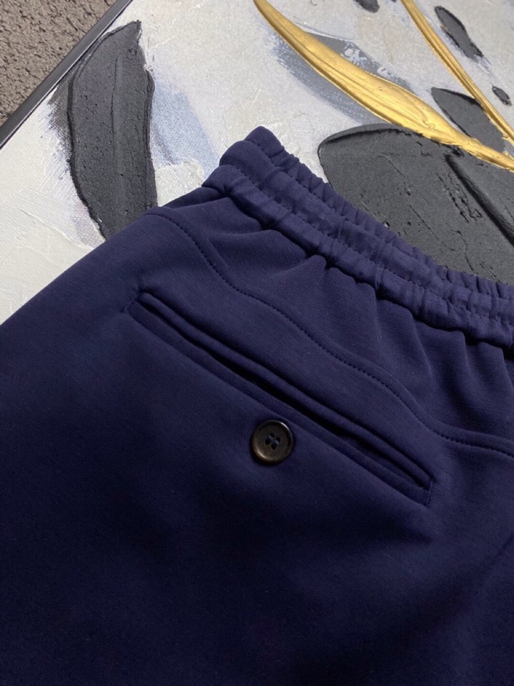 Loro Piana 诺悠翩雅lP🆕 春夏SS最新莱赛尔短裤，Joetsu短裤洋溢轻松闲适的气息，尽显笃