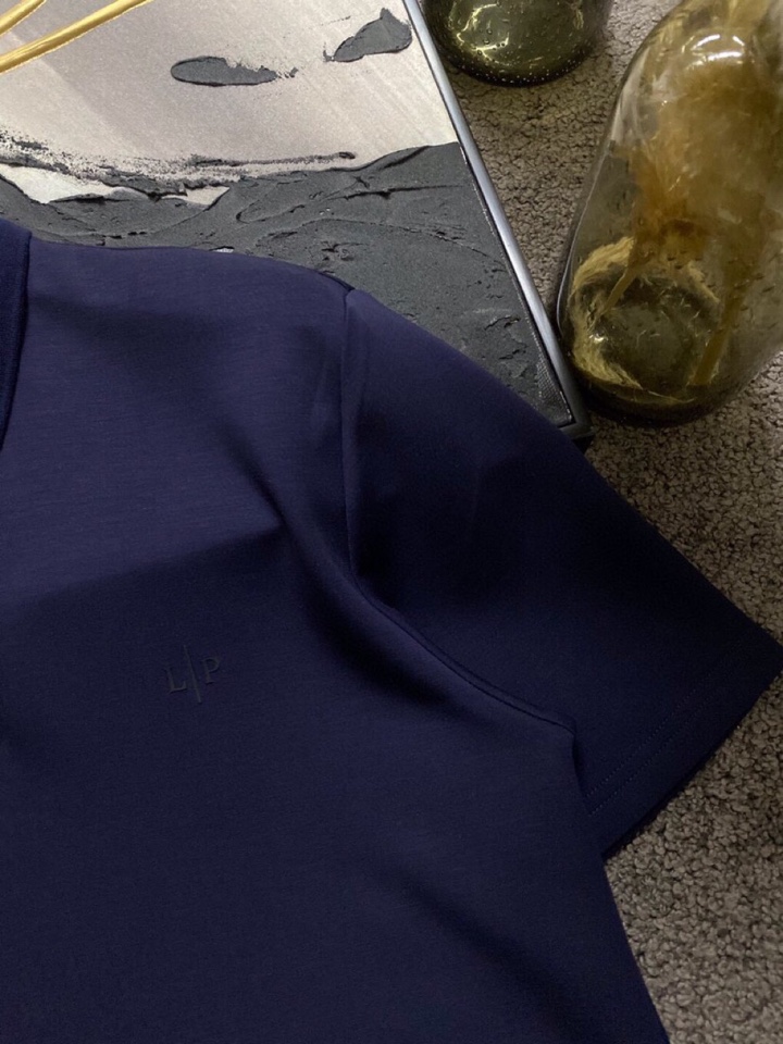 Loro Piana 诺悠翩雅L/SS最新莱赛尔天丝短袖翻领T恤Polo衫，这款短袖T恤以意大利古里亚海