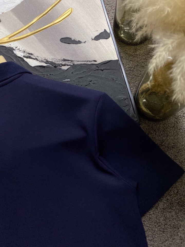 Loro Piana 诺悠翩雅L/SS最新莱赛尔天丝短袖翻领T恤Polo衫，这款短袖T恤以意大利古里亚海