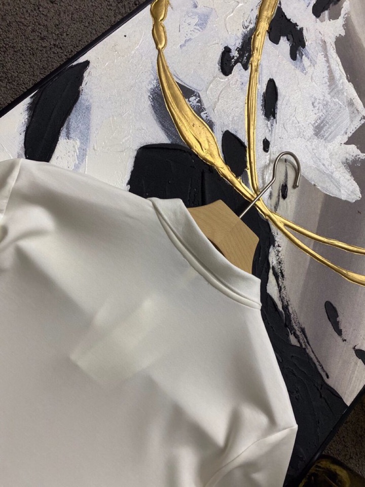 Loro Piana 诺悠翩雅L/SS最新莱赛尔天丝短袖翻领T恤Polo衫，这款短袖T恤以意大利古里亚海